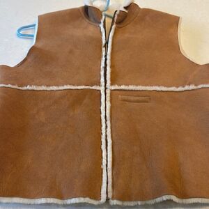 Bushwacker women’s vest size large 100% genuine leather, fun warm timeless piece